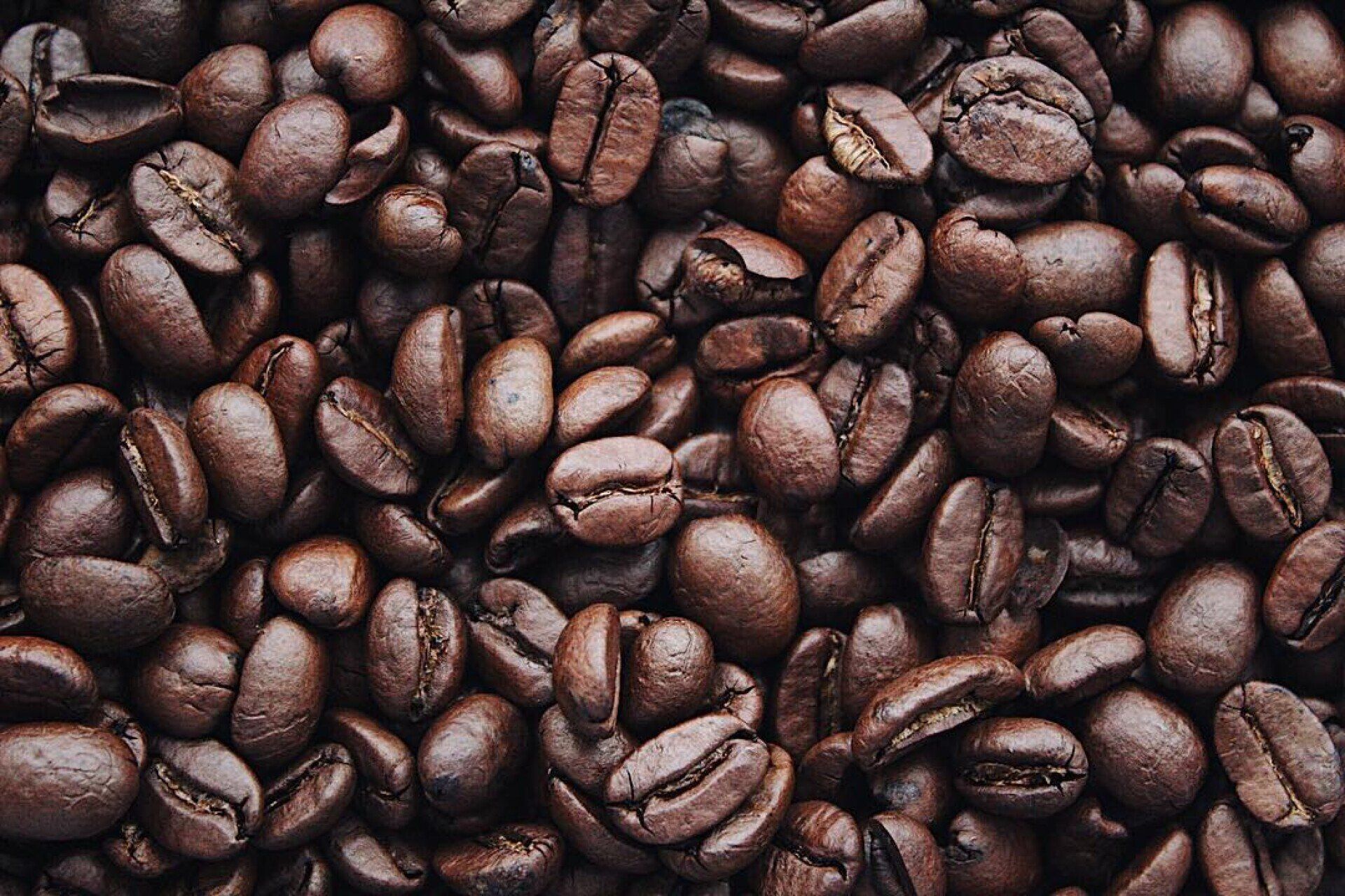 Primer plano de una pila de granos de café.