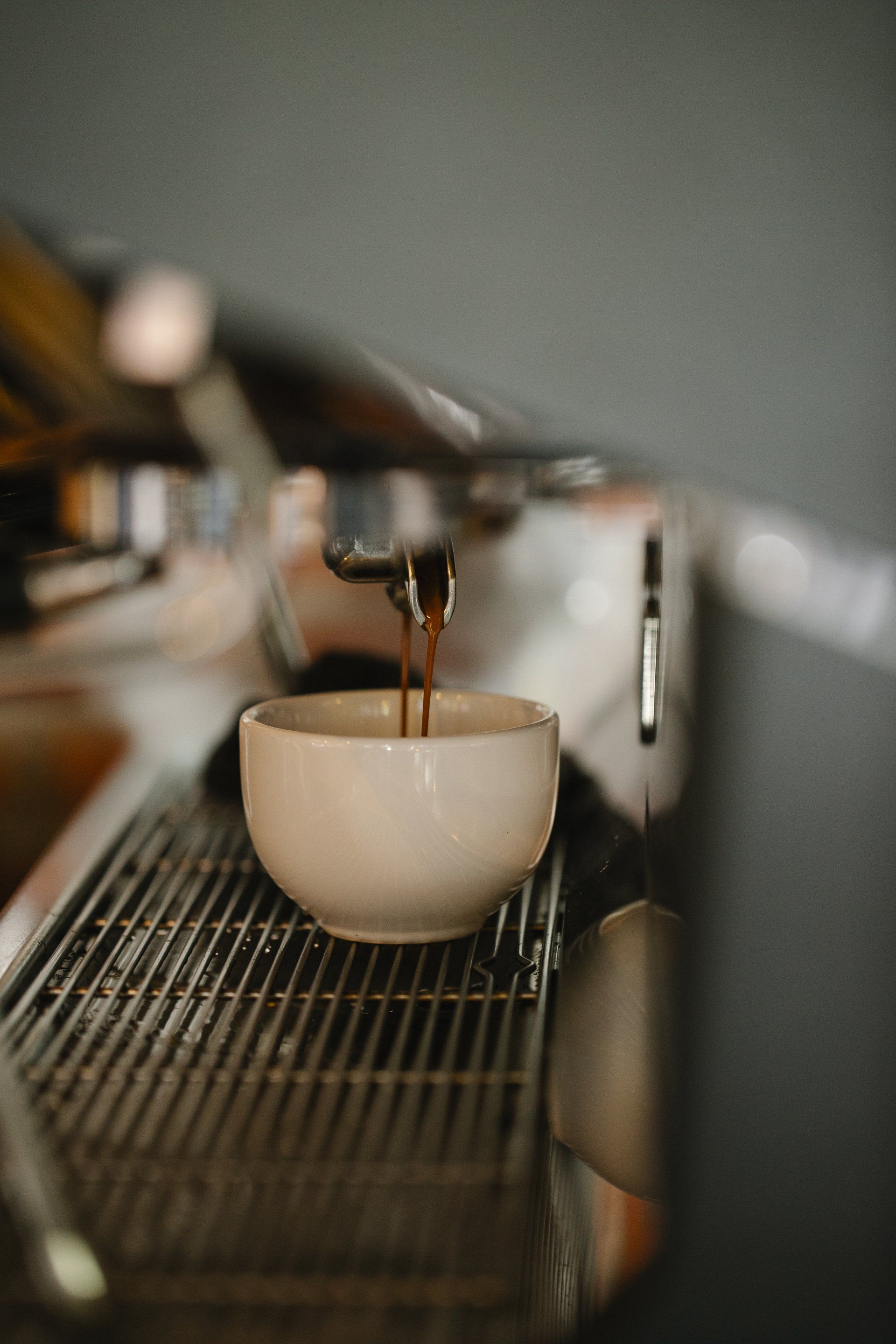 Técnico reparando una cafetera